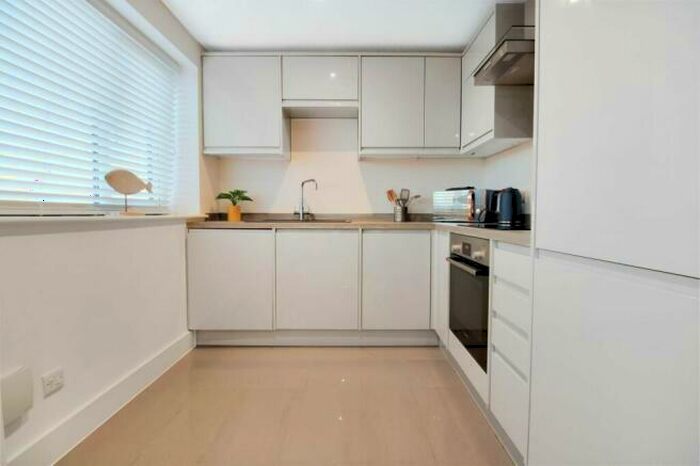 1 Bedroom Apartment To Rent In Seafarers Court, Southampton, SO14