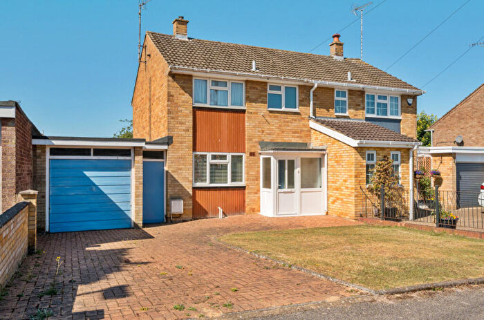 3 Bedroom Semi-Detached House For Sale In Kirkstone Drive, Dunstable, Bedfordshire, LU6