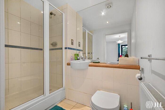 2 Bedroom Apartment For Sale In Watersmeet Place, Green Lanes, N4