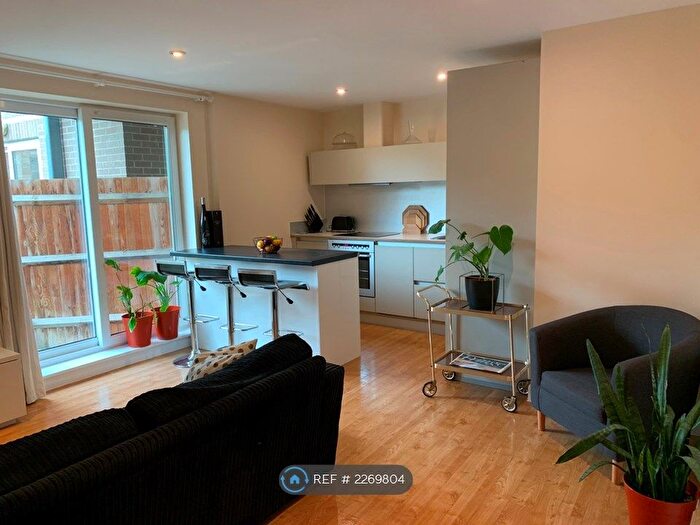2 Bedroom Flat To Rent In Queensgate House, London, E3