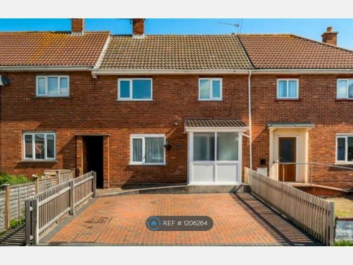 3 Bedroom Terraced House To Rent In Harps Close Road, Lowestoft NR32