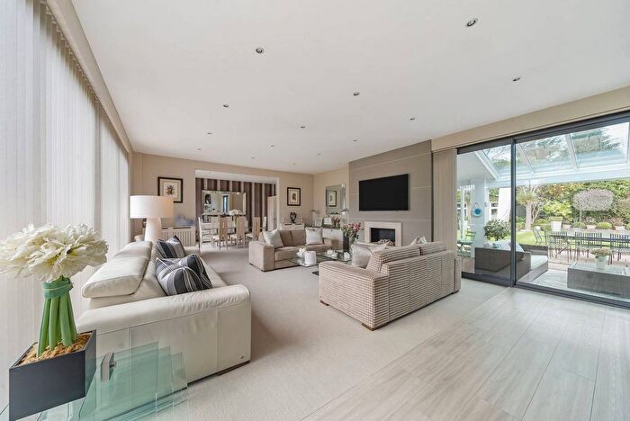 3 Bedroom Detached House For Sale In Barnet Road, Arkley, Barnet, EN5