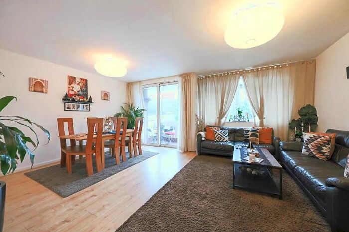 2 Bedroom Flat To Rent In Hanger Lane, London, W5