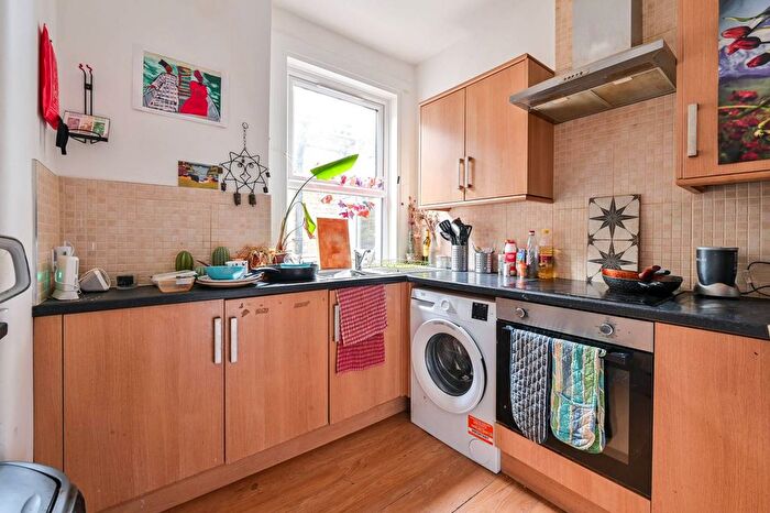 3 Bedroom Flat To Rent In Kinsale Road, Peckham Rye, London, SE15