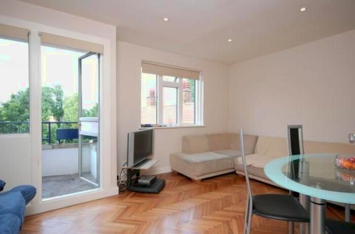 2 Bedroom Flat To Rent In Bennett Street, London, W4