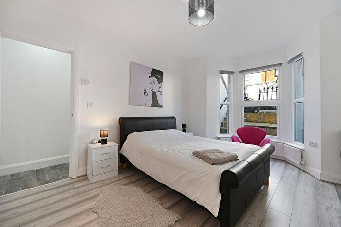 2 Bedroom Flat For Sale In Chaucer Road, London, W3