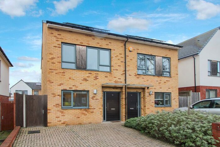 3 Bedroom Semi-Detached House To Rent In Larch Way, Bromley, BR2