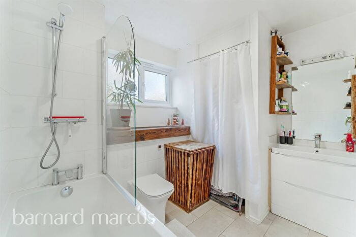 1 Bedroom Flat For Sale In Deerhurst Close, Feltham, TW13