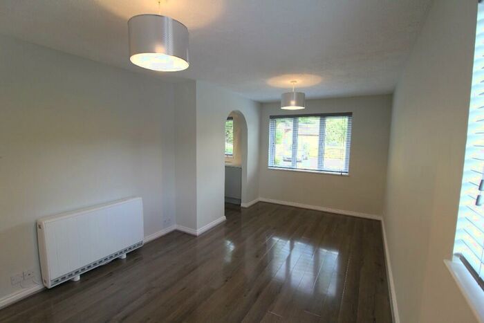 2 Bedroom Apartment To Rent In Canons Close, Reigate, Surrey, RH2