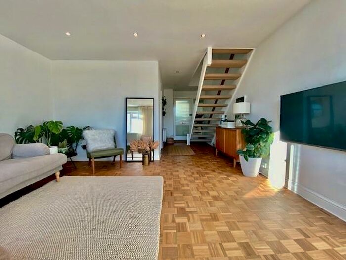 3 Bedroom Apartment To Rent In Woking, GU22