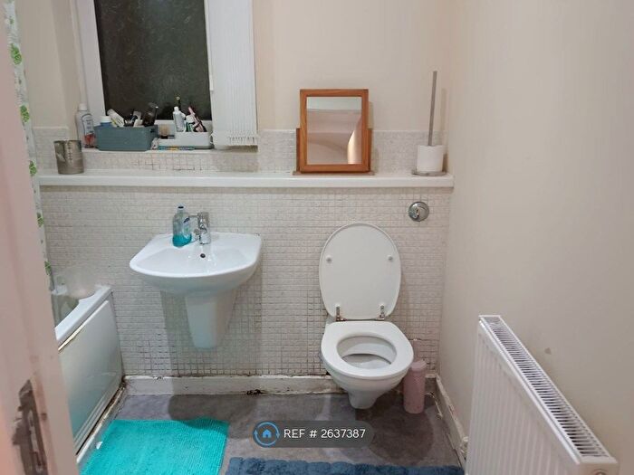 2 Bedroom Flat To Rent In Central, Sale, M33