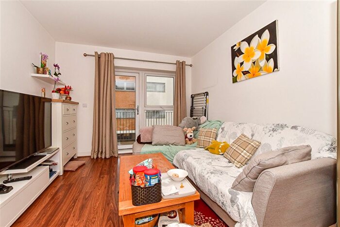 2 Bedroom Flat For Sale In Sovereign Way, Tonbridge, Kent, TN9