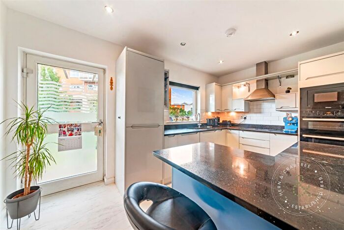 3 Bedroom Town House For Sale In Taliesin Court, Chandlery Way, Cardiff Bay, CF10