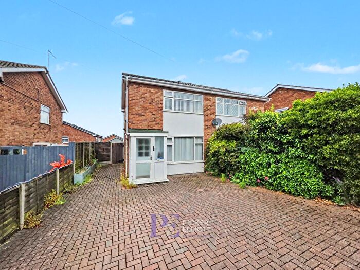 2 Bedroom Semi Detached House For Sale In Dunblane Way, Hinckley, LE10