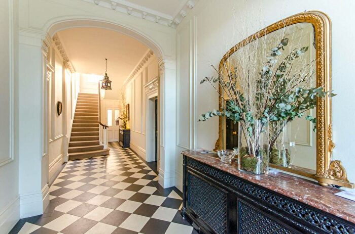 2 Bedroom Penthouse To Rent In Oakleigh Park South, Whetstone, London, N20