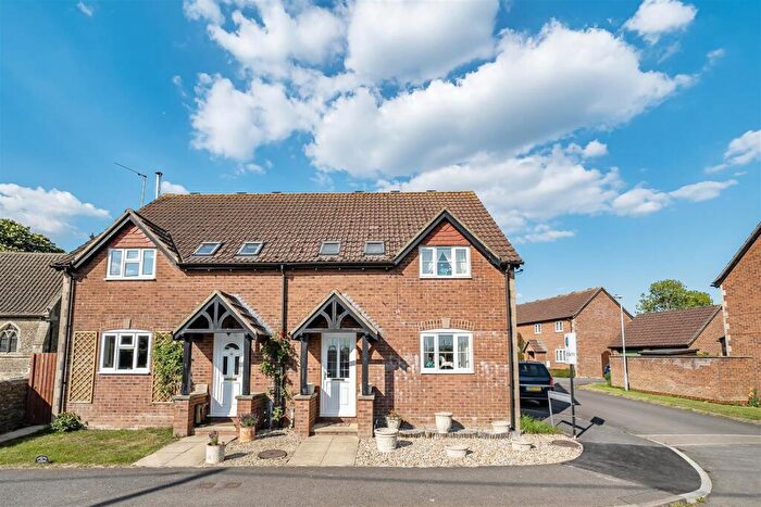 3 Bedroom Semi-Detached House For Sale In Chestnut Drive, Bulkington, SN10
