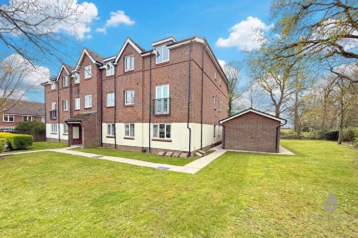 2 Bedroom Flat For Sale In Beatty Rise, Spencers Wood, Reading, Berkshire, RG7