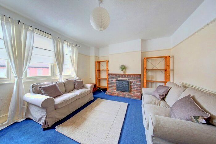 1 Bedroom Flat To Rent In Brightwell Crescent, London, SW17