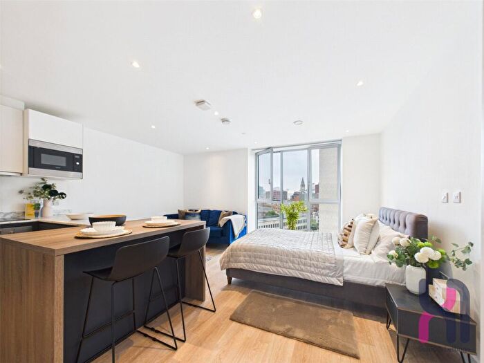 Flat To Rent In Riverside, Quay Street, Salford, M3