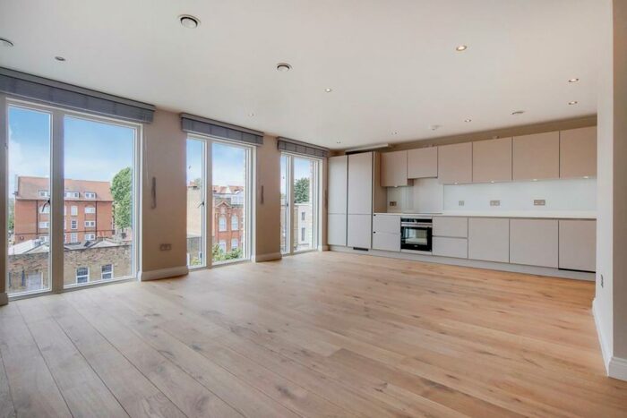 3 Bedroom Flat To Rent In Lyden Court, Holloway, N19