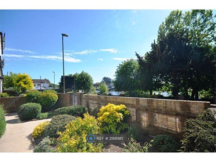 Studio To Rent In Richmond Crescent, Staines, TW18