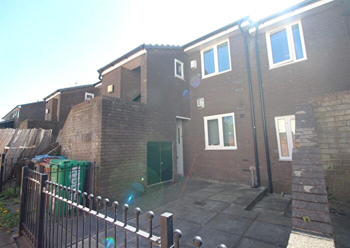 2 Bedroom Maisonette For Sale In Redlynch Walk, Manchester, M8