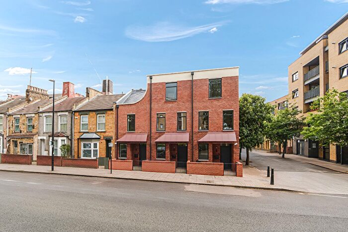 3 Bedroom Terraced House For Sale In Morris Road, London, E14