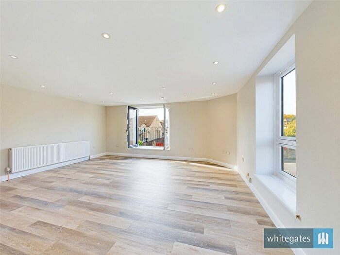 3 Bedroom Flat To Rent In Station Road, Clayton, Bradford, West Yorkshire, BD14