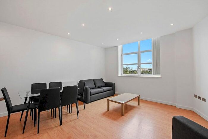 3 Bedroom Flat To Rent In High Street, London, E15