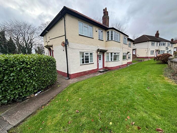 2 Bedroom Flat To Rent In Sandringham Drive, Leeds, West Yorkshire, Uk, LS17