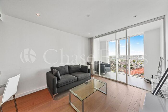 1 Bedroom Flat To Rent In Sky Gardens, Wandsworth Road, Vauxhall, London, SW8