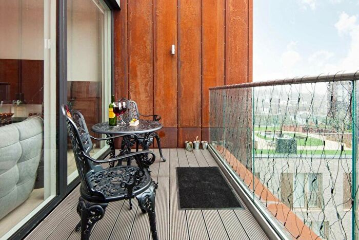 3 Bedroom Flat To Rent In Rochester Place, Kentish Town, NW1