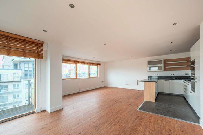 3 Bedroom Flat To Rent In Pinnacle House, Edgware, London, NW9