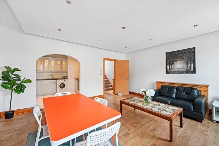 3 Bedroom Flat To Rent In Severus Road, London, SW11