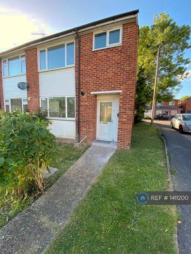 3 Bedroom Semi-Detached House To Rent In Tanhouse Lane, Wokingham, RG41