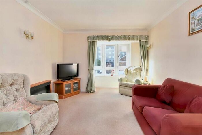 3 Bedroom Maisonette To Rent In Clapham High Street, London, SW4