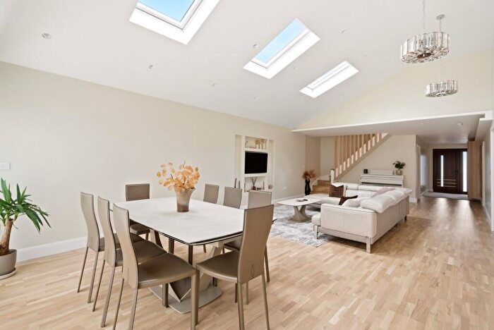 4 Bedroom Semi-Detached House For Sale In Mayflower Road, Park Street, St. Albans, Hertfordshire, AL2