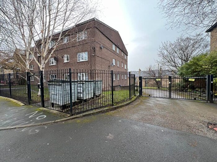 2 Bedroom Flat To Rent In Cunliffe Villas, Bradford, West Yorkshire, BD8