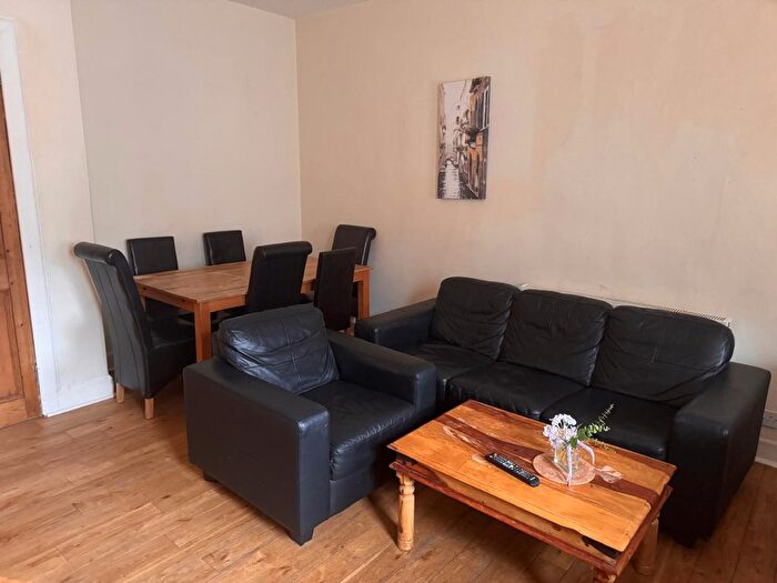 2 Bedroom Flat To Rent In Lawnmarket, Edinburgh, EH1