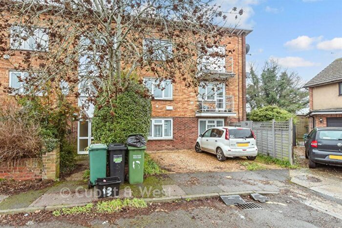 3 Bedroom Flat For Sale In Avalon Court, Spiers Way, Horley, Surrey, RH6