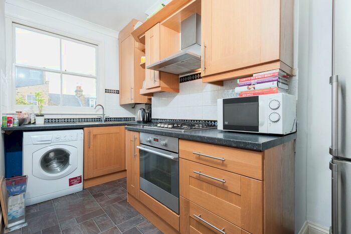 2 Bedroom Flat To Rent In Bennerley Road, London, SW11