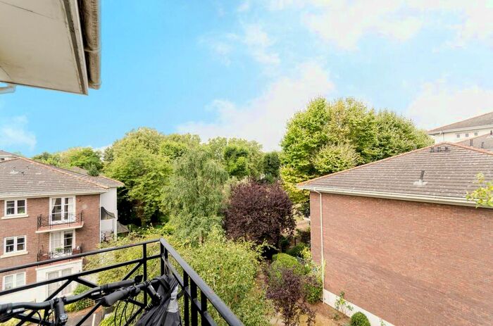 2 Bedroom Flat To Rent In Brompton Park Crescent, Fulham, London, SW6