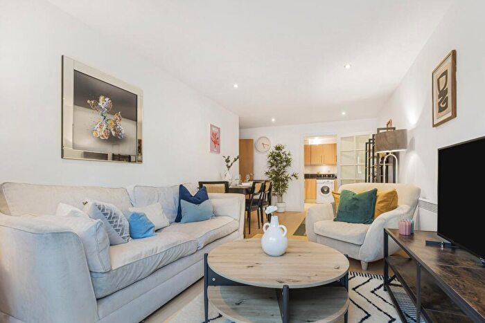 2 Bedroom Apartment To Rent In Hoxton Square, London, N1