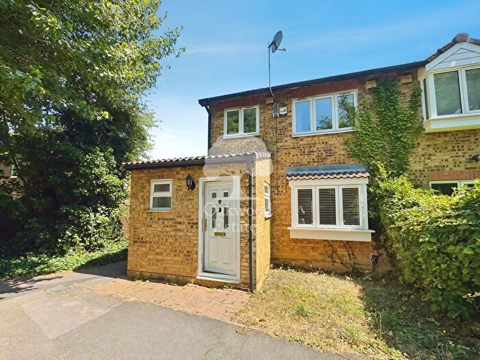 3 Bedroom Semi-detached House To Rent In Moore Close, Slough, SL1