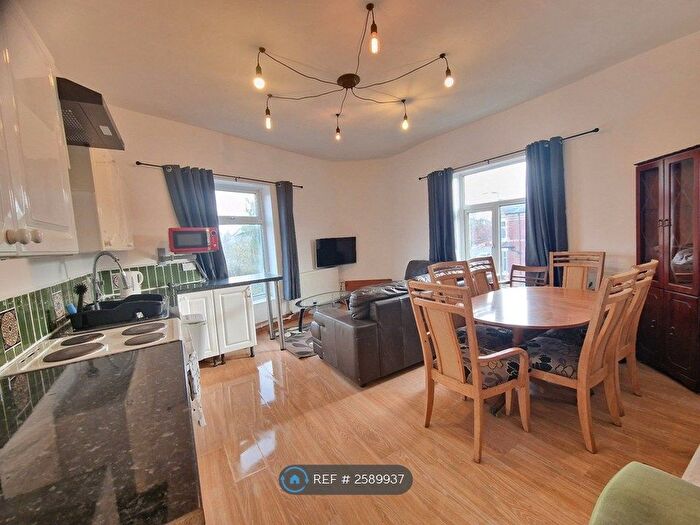 3 Bedroom Flat To Rent In Gerald Road, Salford, M6