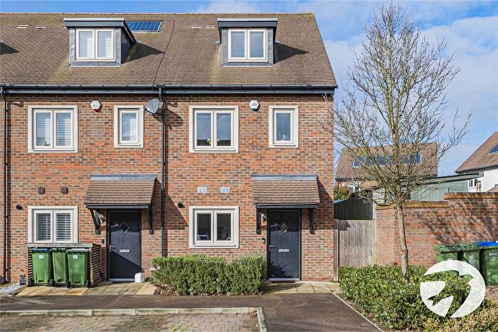 3 Bedroom End Terrace House For Sale In Bond Close, Welling, Kent, DA16