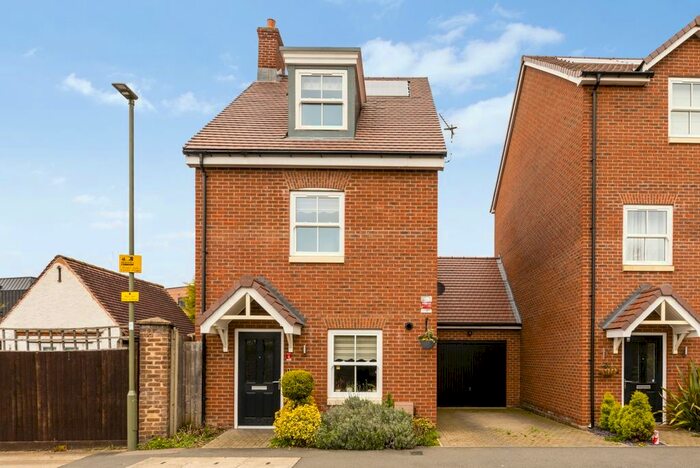 3 Bedroom Detached House To Rent In Sweets Way, London, N20
