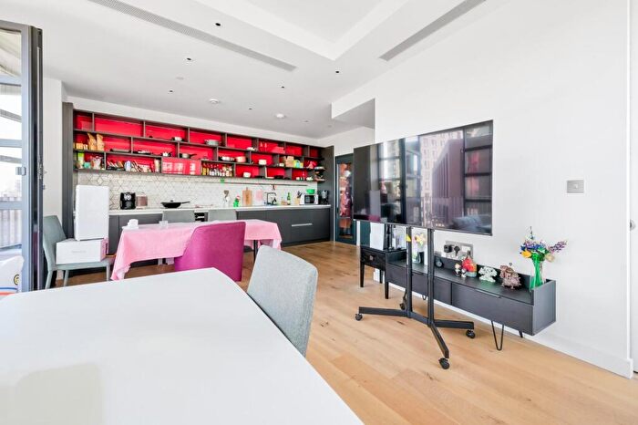 3 Bedroom Apartment To Rent In Defoe House, London City Island, E14