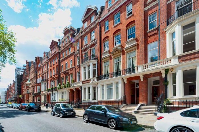 3 Bedroom Flat To Rent In Cadogan Square, London, SW1X