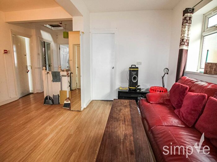 4 Bedroom Flat To Rent In Wimborne Avenue, Hayes, Middlesex, UB4